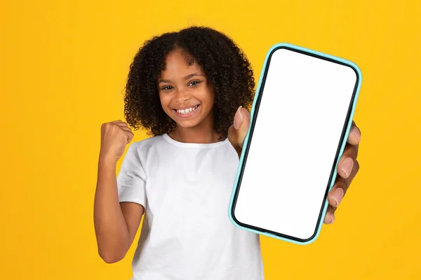 Oferta Móvil Sonriendo Chica Adolescente Negro Mostrando Smartphone Grande Blanco — Foto de Stock