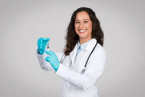 Χαρούμενη Γιατρός Κυρία Λευκό Παλτό Προστατευτικά Γάντια Κρατώντας Σύριγγα Και — Φωτογραφία Αρχείου