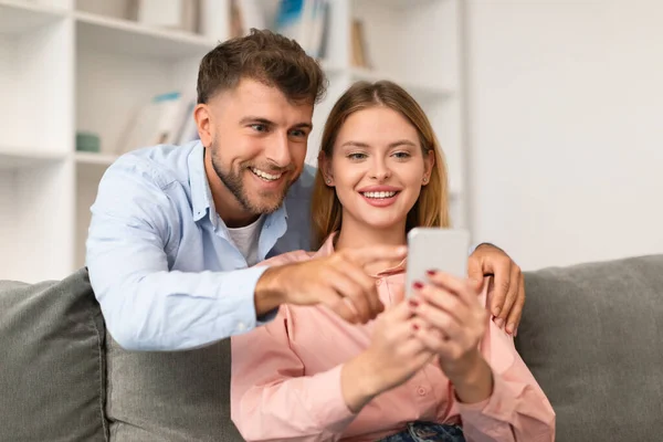Молодые Супруги Вместе Используют Мобильный Телефон Просматривают Приложения Веб Сайты — стоковое фото