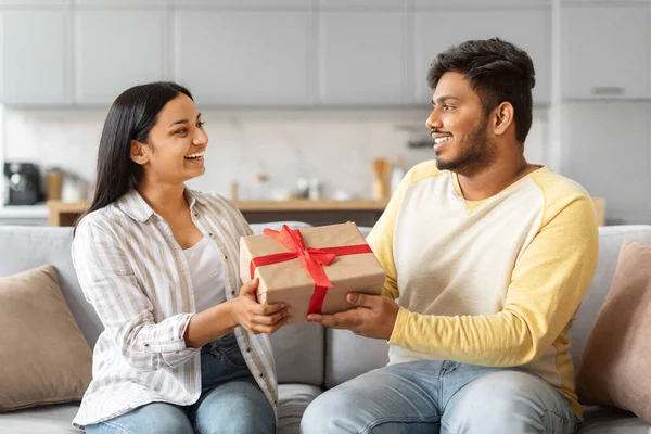 Heureux Jeune Couple Indien Échangeant Des Cadeaux Tout Étant Assis — Photo