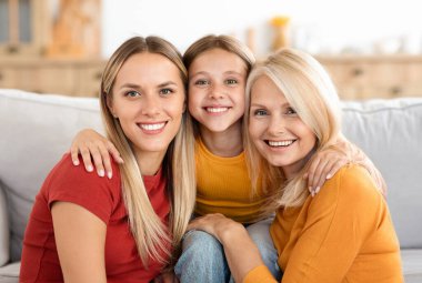 Mutlu torun kızı, yetişkin kız kızı, heyecanlı büyükanne kucaklaşması, anneler günü, gülümseme, gülme, eğlenme, evde aile toplantısının keyfini çıkarma, sıcak ilişkiler.