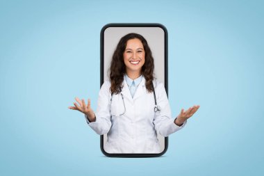 Tıbbi başvuru. Büyük akıllı telefon ekranında arkadaş canlısı bayan doktor mavi stüdyo geçmişi ve kolajı hakkında kamera danışmanlığı yapan bir hastayla konuşuyor.