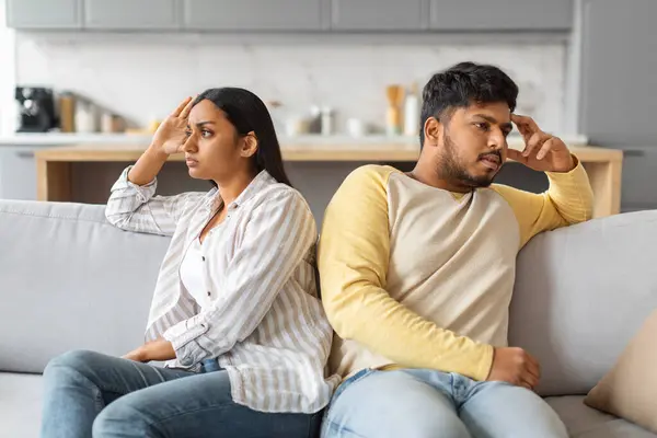 Jonge Beledigde Indiase Paar Zitten Back Back Bank Thuis Millennial — Stockfoto
