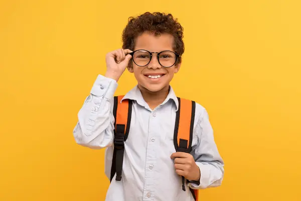 Sebevědomý Školák Upravující Brýle Oblečený Křupavé Bílé Košili Batohem Stojící — Stock fotografie