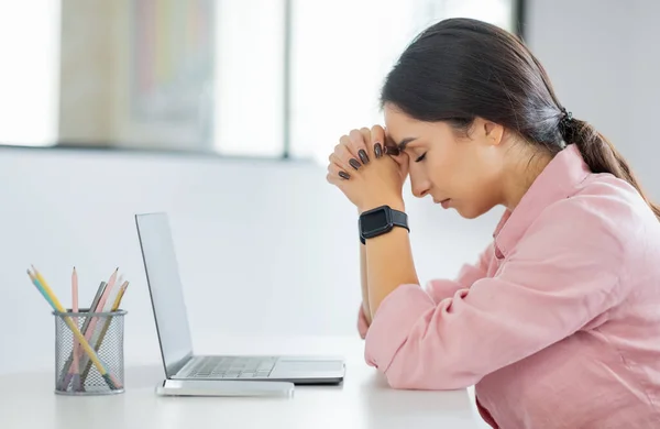 Bilgisayarı Olan Mutsuz Yorgun Genç Bir Arap Bayan Yönetici Hatalar — Stok fotoğraf