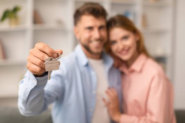 Ev sahibiyim. Gülümseyen Milenyum Eşleri, taşındıktan sonra Yeni Ev 'de Kamerayı Sarmanın Anahtarını Gösteriyor. Emlak İlanı, Emlak Satın Alım. Seçici Odaklanma