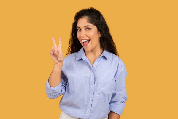 Glad Latin Millennial Brunette Lady Casual Show Peace Sign Hand — Stock Photo, Image