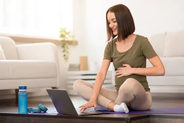 Ung Gravid Kvinna Praxis Prenatal Yoga Med Hjälp Dator Hemma — Stockfoto