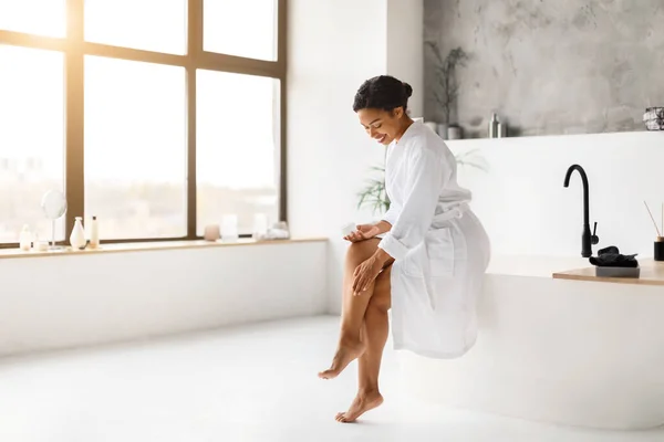 Happy African American Lady Použití Hydratační Krém Nohy Péče Tělo — Stock fotografie