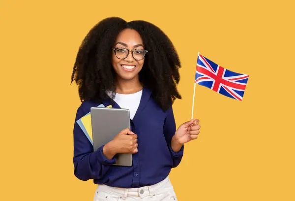 Felice Giovane Studentessa Nera Possesso Tablet Bandiera Del Regno Unito — Foto Stock