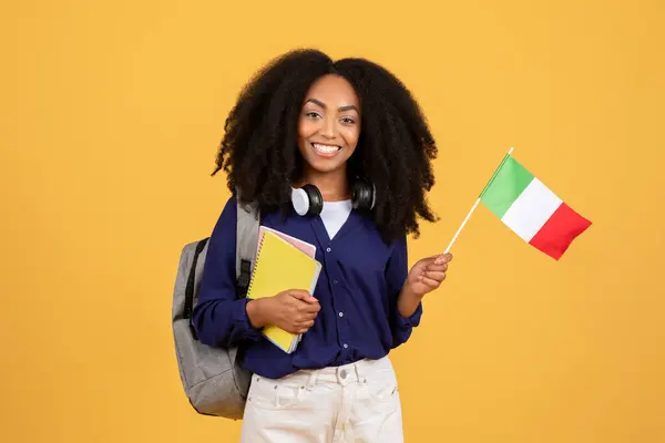 Веселая Юная Студентка Вьющимися Волосами Итальянским Флагом Блокнотами Наушниках Шее — стоковое фото