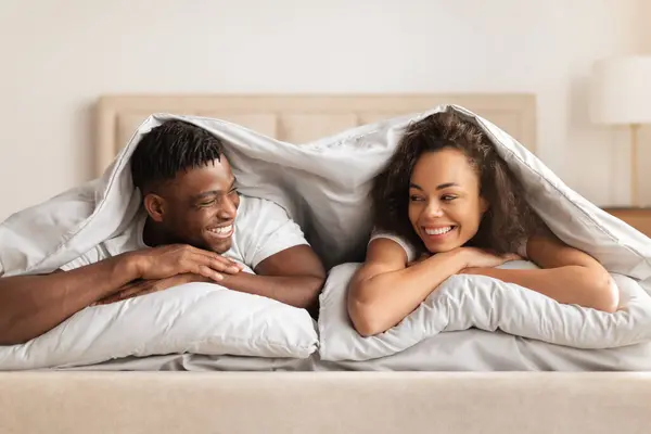 Amour Mariage Jeune Couple Afro Américain Couché Sous Couverture Lit — Photo