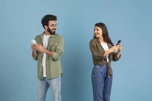 Sırt Sırta Verip Telefonları Kullanarak Birbirlerine Bakan Binlerce Yıllık Hintli — Stok fotoğraf