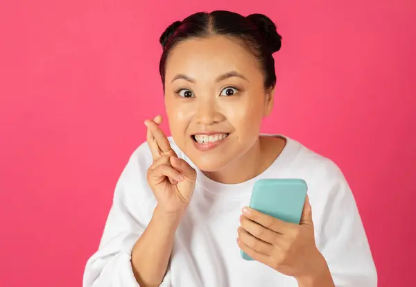 Neşeli Asyalı Kadın Şans Dilemek Akıllı Telefon Tutmak Için Parmaklarını — Stok fotoğraf