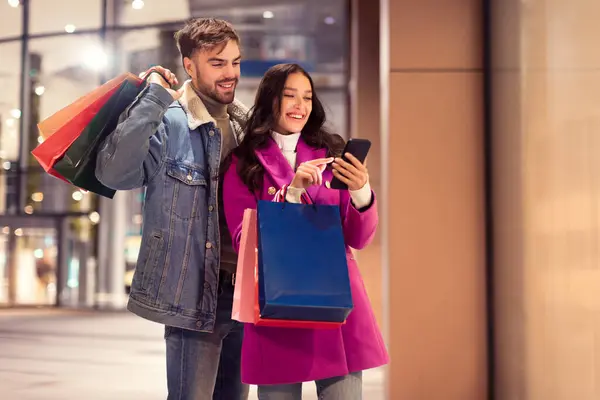Avrupalı çift, tatil anlaşmaları üzerinden akıllı telefonlarıyla online alışveriş yapmayı, alışveriş çantaları ile alışveriş merkezinin yakınında durmayı, Noel ve yeni yıl alışverişlerini planlamayı seviyorlar.