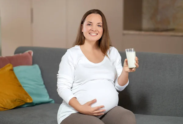 Schwangerschaft Ernährungskonzept Porträt Der Jungen Lächelnden Schwangeren Mit Einem Glas — Stockfoto