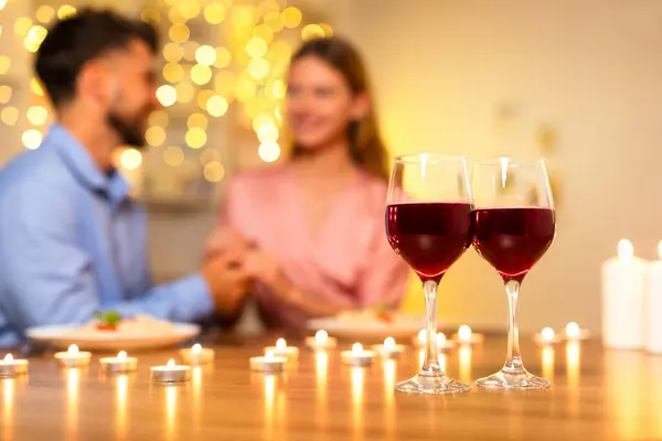 Dwa Czyste Kieliszki Wina Czerwonym Winem Centrum Uwagi Romantyczna Rozmyta — Zdjęcie stockowe