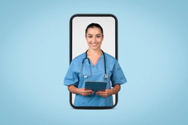 Mavi önlüklü kendine güvenen kadın hemşire elinde tablet tutuyordu. Büyük bir akıllı telefon hatlarıyla çerçevelenmişti. Teletıp kavramlarını, mavi arkaplanı gösteriyordu.