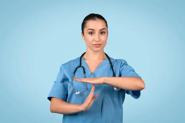 Selbstbewusste Junge Krankenschwester Blauem Peeling Die Eine Handbewegung Macht Die — Stockfoto