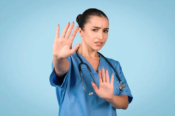 Infirmière Concernée Blouse Bleue Faisant Stop Avec Main Signalant Prudence — Photo