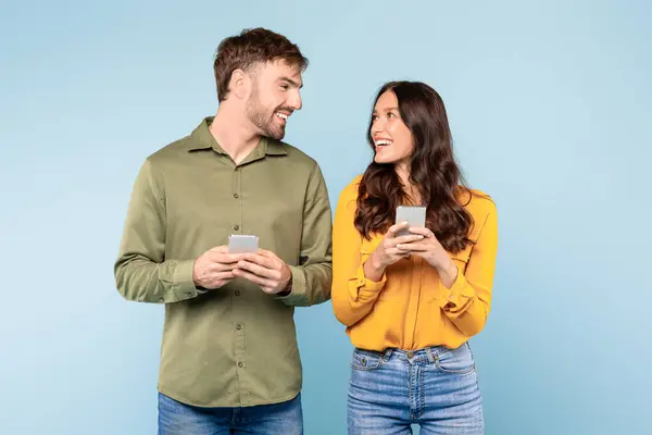 Mutlu Adam Kadın Tesadüfen Akıllı Telefonları Tutuyor Birbirlerine Gülümsüyor Bir — Stok fotoğraf