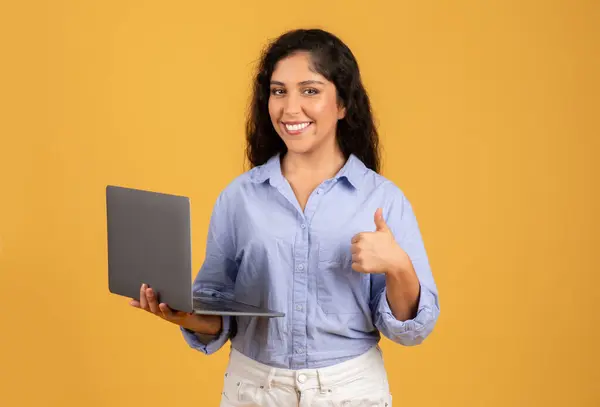 Sırıtkan Latin Milenyum Esmer Kadın Dizüstü Bilgisayarı Ile Tamam Işareti — Stok fotoğraf