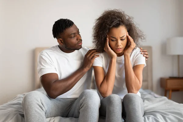 Aufmerksame Junge Schwarze Ehemann Tröstet Seine Aufgebrachte Frau Berührt Ihre — Stockfoto
