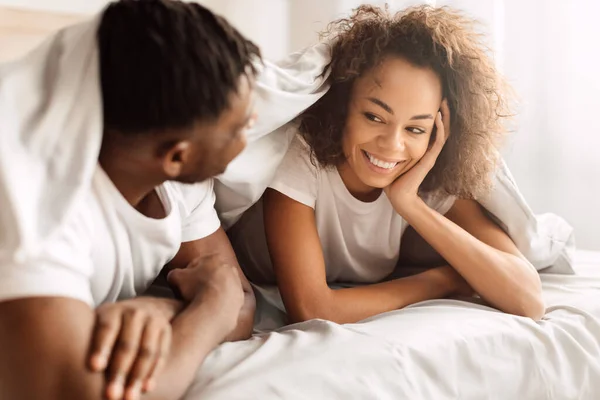 Liebe Und Zuneigung Glückliches Schwarzes Junges Paar Liegt Bedeckt Mit — Stockfoto