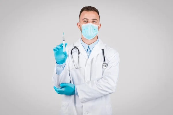 Mužský Lékař Ochranné Masce Modrých Rukavicích Důvěrou Držení Lékařské Stříkačky — Stock fotografie