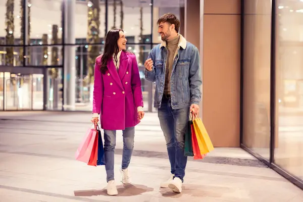 Vinter Shopping Tilbud Glædelig Europæisk Mand Kone Bære Shopper Poser - Stock-foto