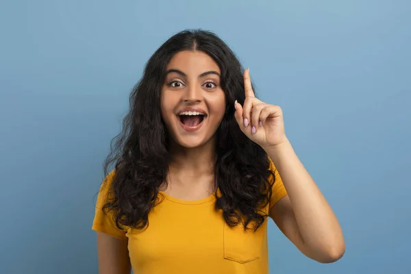 Heyecanlı Güzel Kıvırcık Saçlı Hintli Kız Öğrenci Eureka Hareketi Gösteriyor — Stok fotoğraf