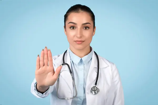 Ärztin Weißen Mantel Macht Eine Stop Geste Mit Offener Handfläche — Stockfoto