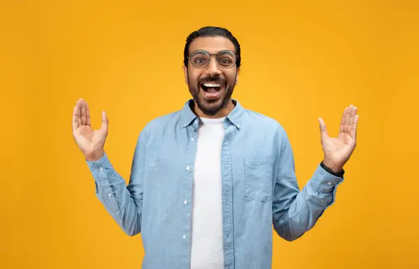 Překvapený Radostný Muž Vousy Brýlemi Zvedne Vzrušeně Ruce Nenucenou Modrou — Stock fotografie