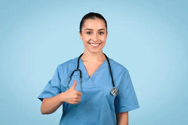 Veselý Mladý Zdravotní Sestra Modrých Drhnutí Dává Palec Znamení Usmívá — Stock fotografie