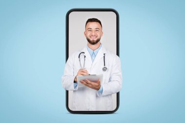 Akıllı telefon çerçevesi içinde steteskop ve panoya sahip erkek doktor, modern tele-sağlık hizmetleri ve dijital tıbbi danışmanlık