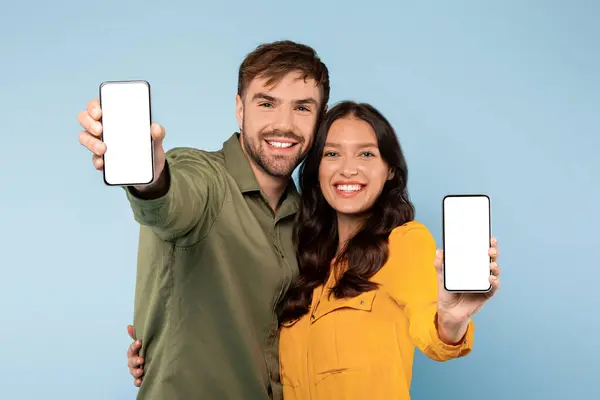 Gülümseyen Adam Kadın Boş Akıllı Telefon Ekranlarını Tanıtmak Için Sarılıyor — Stok fotoğraf