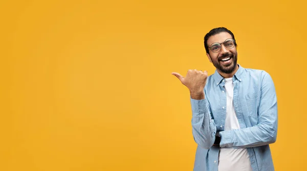 Smějící Muž Modré Košili Ukazuje Levé Straně Palcem Nahoru Gestem — Stock fotografie