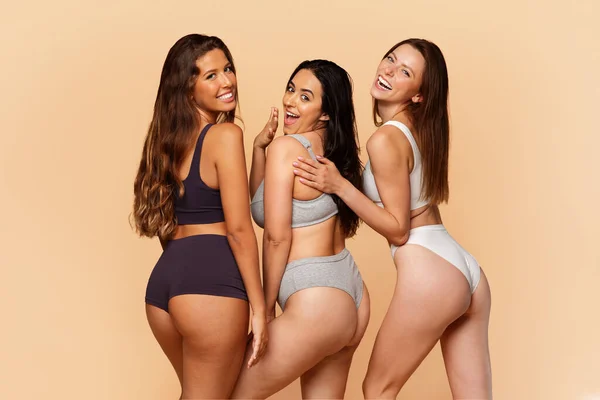 Three Multiracial Young Women Stylish Activewear Smiling Posing Playfully Exuding — Stock Photo, Image