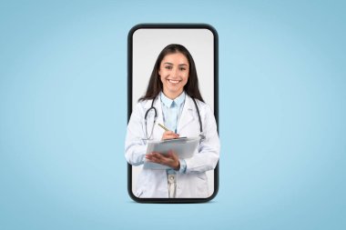 Dijital tablet kullanan gülümseyen beyaz kadın doktor, dijital yenilik ve mavi arka plan ile sağlık hizmetlerini harmanlayan bir akıllı telefon ekranında gösteriliyor