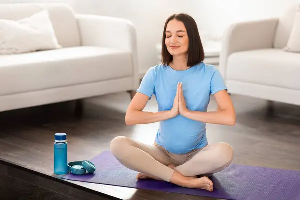 Signora Incinta Calma Pratica Pilates Yoga Meditando Posa Loto Con — Foto Stock