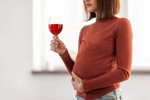 Αλκοόλ Κατά Την Εγκυμοσύνη Αγνώριστη Νεαρή Έγκυος Γυναίκα Κρατώντας Ένα — Φωτογραφία Αρχείου