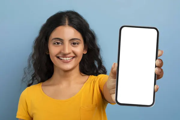 Lächelnd Fröhliche Junge Indische Studentin Gelbem Shirt Mit Großem Handy — Stockfoto