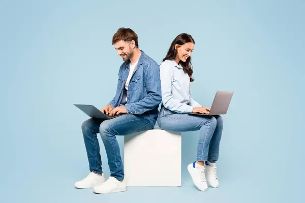 Konzentriertes Junges Paar Stylische Jeans Gekleidet Arbeitet Laptops Während Rücken — Stockfoto