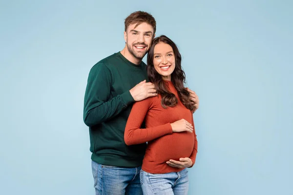 Radiant Expectant Couple Sharing Moment Man Lovingly Embracing His Pregnant — Stock Photo, Image
