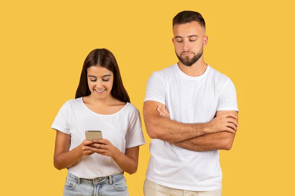 Smiling Young Woman White Shirt Engaged Her Smartphone While Man — Stok fotoğraf