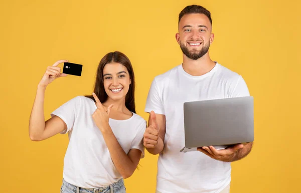 Confident Young Caucasian Woman Holding Credit Card Thumbs Pleased Man — Stok fotoğraf