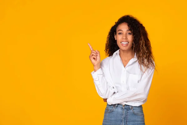 Look Positive African American Young Lady Pointing Finger Aside Free — Foto de Stock