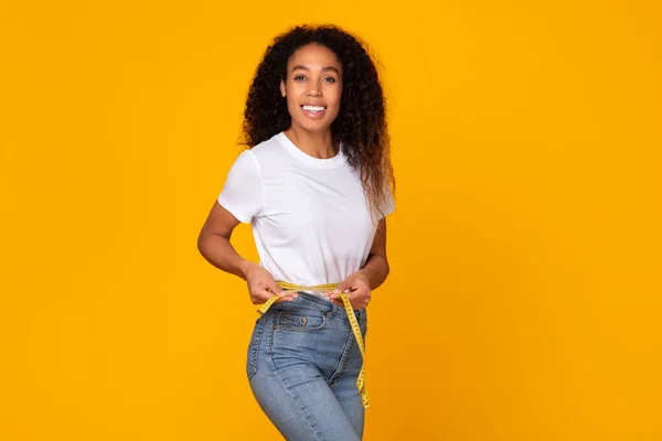 Black Young Lady Jeans Holds Measuring Tape Her Slim Waist — Foto de Stock