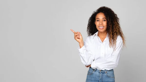 Positive Young Black Woman Pointing Finger Aside Empty Space Offer — Foto de Stock