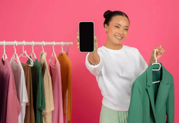 Online Sales Mobile Application Smiling Asian Lady Showing Smartphone Black — Stok fotoğraf